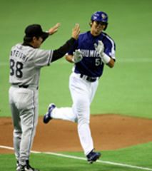 1回表、中村一(右)が2ランを放ち、三塁を回る=東京ドーム