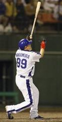 ９回裏、中村紀洋がレフトスタンドにサヨナラ本塁打を放つ＝石川県立野球場