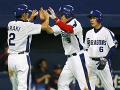 2回裏、3ランを放ち荒木(左)と井端(右)に迎えられる中村紀洋=ナゴヤドーム