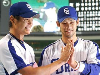 阪神に勝ちヒーローインタビューお立ち台で笑顔を見せる英智(右)と中田賢一=ナゴヤドーム