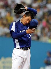 ６回裏、ホームランと２つのワイルドピッチで試合を壊した中田賢一＝京セラドーム大阪