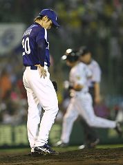 4回裏、矢野に2ランを打たれ、がっくりする中田賢一=甲子園