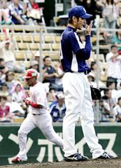 3回裏、前田智徳(左)に3ランを浴びた中田賢一=広島