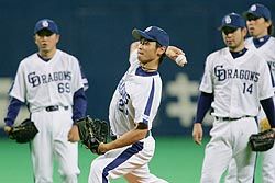 本拠地での広島4連戦に向け調整する(左から小林、中田、朝倉、佐藤充)中日投手陣=ナゴヤドーム