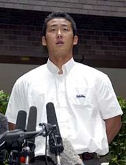 記者会見でプロ志望届提出を表明する大阪桐蔭の中田翔投手=10日午前、大阪府大東