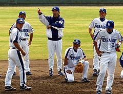 守備練習でで野手陣にアドバイスする落合監督