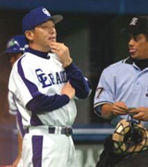 8回表、厳しい表情で選手交代を告げる落合監督=ナゴヤドーム