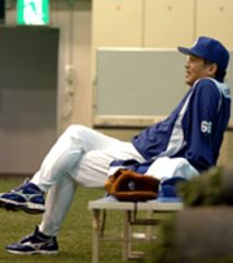 室内練習場で笑顔を見せる落合監=宮城