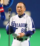 ナゴヤドーム最終戦試合後のセレモニーで丸刈り頭を披露してあいさつをする落合監督=4日、ナゴヤドーム