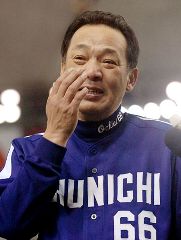 胴上げ後の優勝監督インタビューで涙ぐむ落合監督=10日東京ドーム