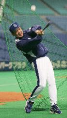 日本シリーズへ向けた練習でノックする中日・落合監督=ナゴヤドーム