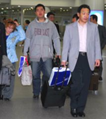 家族とともに札幌から中部国際空港に到着した中日落合監督