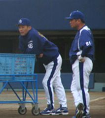5日ぶりに秋季キャンプに合流した落合監督、右は高代コーチ