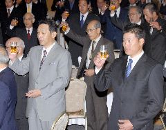 中日の納会で乾杯する落合監督(左)と福留孝介外野手(右)ら=24日夕、名古屋市内のホテル