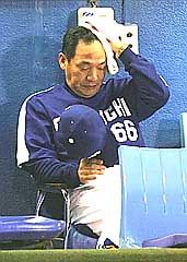 ベンチで渋い表情の落合監督=神宮球場