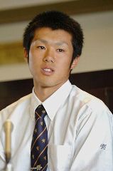 プロ入りを表明した仙台育英高の佐藤由規投手、地元の楽天入りを希望している=11日、仙台市の同校