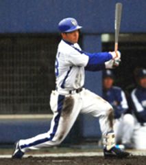 紅白戦で3安打目となる中前打を放つ沢井道久