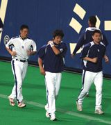 広島戦が雨天中止となり、ナゴヤドームで練習を行うドラゴンズ選手