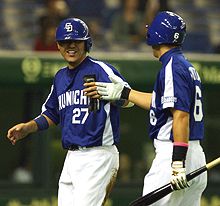 5回表、1アウト満塁で井端(右)の左犠飛で谷繁(左)が生還して勝ち越す=東京ドーム