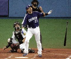 7回表、中日1死一塁で谷繁が左越えに勝ち越しの2ランホーマーを放つ。=京セラドーム大阪