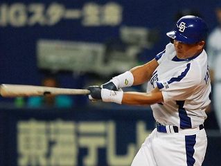 5回裏、立浪和義が通算1000打点目となる適時打を放つ=ナゴヤドーム