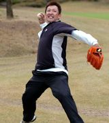 ゴルフ場でキャッチボールをする立浪和義=岐阜県御嵩町レイクグリーンGC