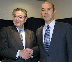 中日との初交渉で入団に合意し、西川球団社長（左）と握手する和田一浩＝都内ホテル