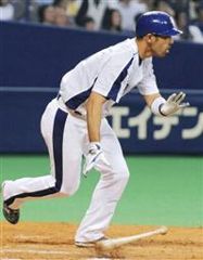 ９回裏、２死一、三塁で和田一浩がセンター前にサヨナラ打を放つ＝ナゴヤドーム