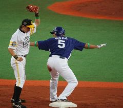 7回表、代打で勝ち越しタイムリー放った和田一浩=京セラドーム