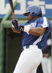 6回表、中日無死一塁、T・ウッズが勝ち越し2ランを放つ=フルキャスト宮城