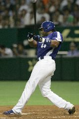 8回表、2死満塁、ウッズが逆転2点タイムリーを放つ=東京ドーム