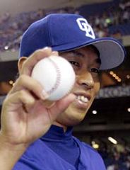 今季初勝利を挙げ、ウイニングボールを手に笑顔を見せる山井大介=東京ドーム