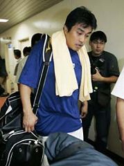 横浜戦が雨で流れ、球場を後にする山本昌=横浜